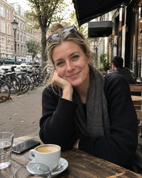 Input photo for the Café regular window peeper AI example